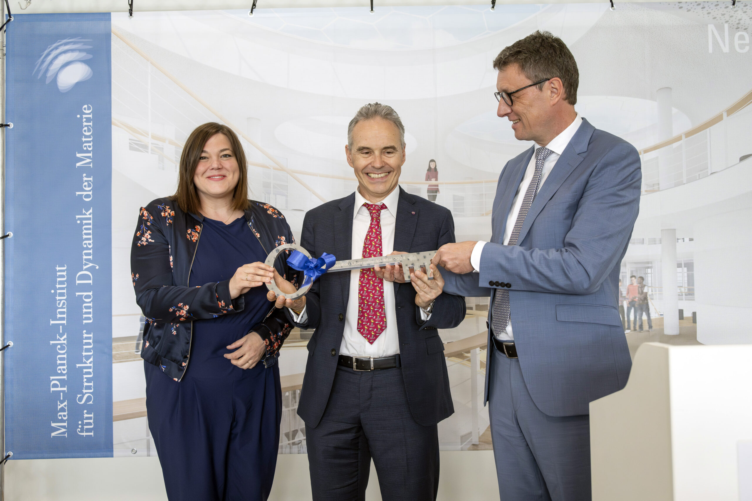 Eröffnung des Forschungsneubaus Max-Planck_Institut für Struktur und Dynamik der Materie in Hamburg-Bahrenfeld mit Katharina Fegebank (Zweite Bürgermeisterin der Freien und Hansestadt Hamburg / Wissenschaftssenatorin),
Prof. Dr. Ángel Rubio (geschäftsführender Direktor, MPSD), 
Prof. Dr. Patrick Cramer (Präsident der Max-Planck-Gesellschaft) Quelle: Julia Knop für MPSD
