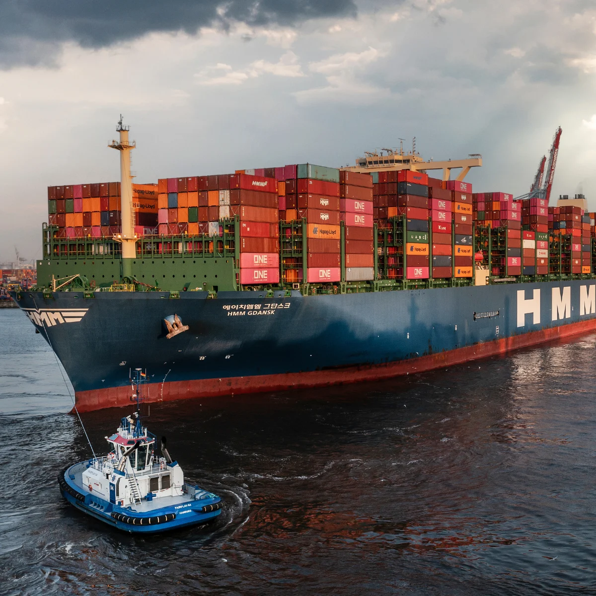 Schlepper bei der Arbeit im Hamburger Hafen© Fairplay Towage Group